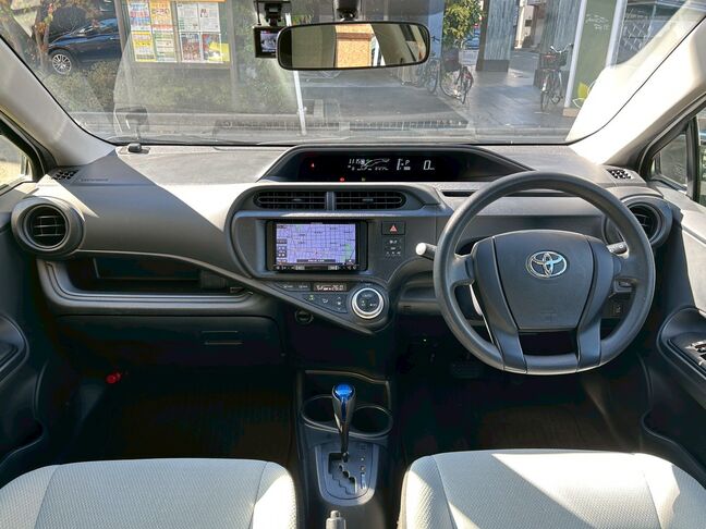 シンプルで快適な室内！毎日乗りたくなる一台。【アクア】